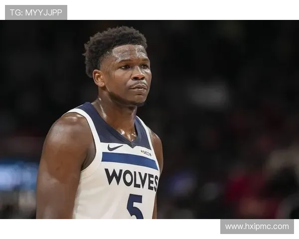 爱德华兹笑谈文班身高优势明显